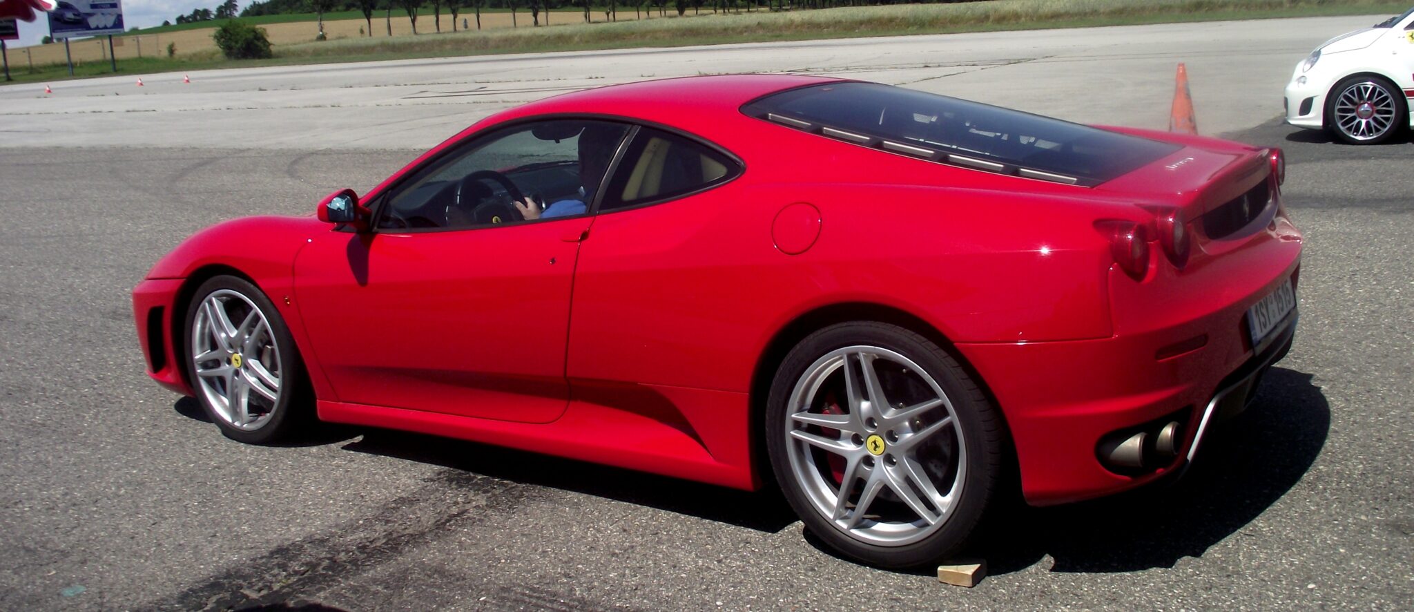 Červené Ferrari na letišti v Dlouhé Lhotě u Dobříše (Příbram)